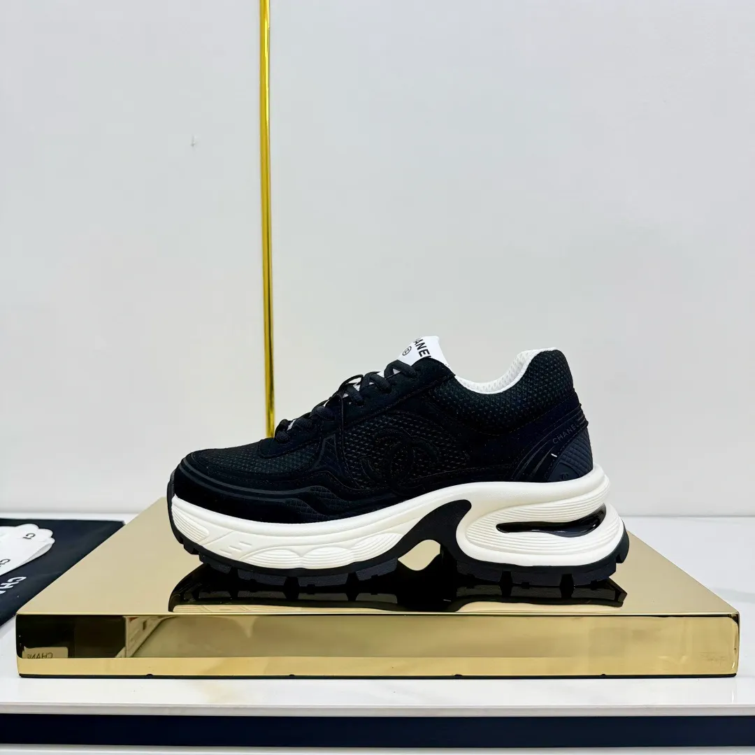 👟👟Ex-factory price 680👟👟 Upgraded version, upgraded version, upgraded version! No rebuttal accepted! ! ! ! Chanel Chanel panda shoes! 2025 counter's top casual sports shoes. This classic design; the upper is electro-embroidered with a variety of techniques; the outsole is fashionable and sporty; the unusual inclusion of a variety of color matching elements... The diversified mix and match is very good-looking and versatile, and can be used for leisure, fashion, sports, and outdoor... ꫛꫀꪝ Go➫ Materials: ❶Upper made of: original imported first-layer silk cowhide + original waterproof cloth + original first-layer cowhide ❷Inner lining: Original Yangli+Net ❸Outsole based on: Original TPU combination outsole Counter boutique packaging complete set for women 35–41 👉 👉 👉 👉